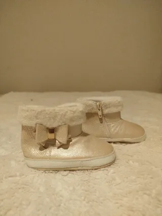 Botas Mayoral T18 doradas con lazo