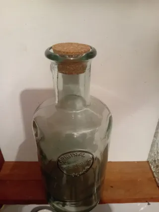 Botella de cristal antigua con tapón