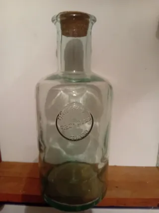 Botella de cristal antigua con tapón