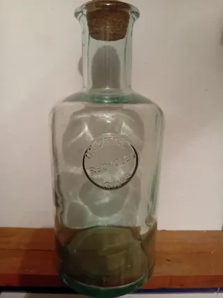 Botella de cristal antigua con tapón