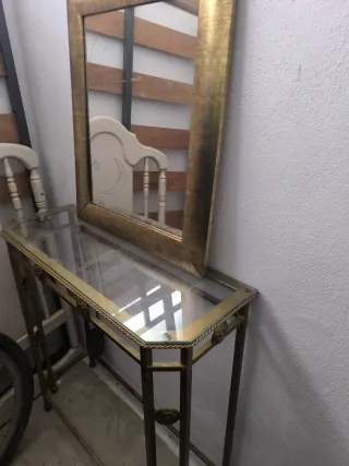 Tavolo consolle con struttura in ferro battuto e specchio dorato