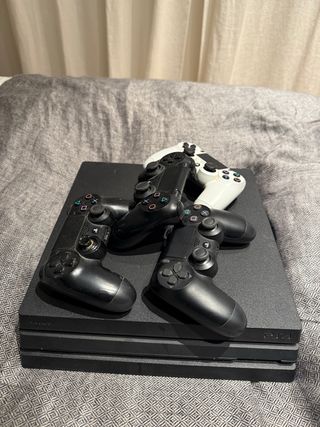PS4 Pro con mandos (algunos funcionan)