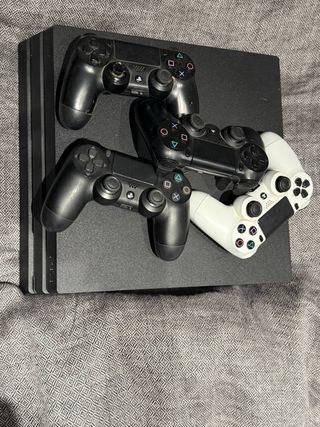 PS4 Pro con mandos (algunos funcionan)