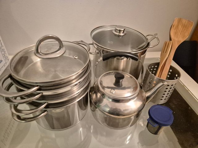 Juego de ollas y tetera de acero inox