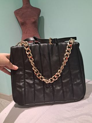 Bolso negro con cadena dorada