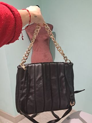 Bolso negro con cadena dorada