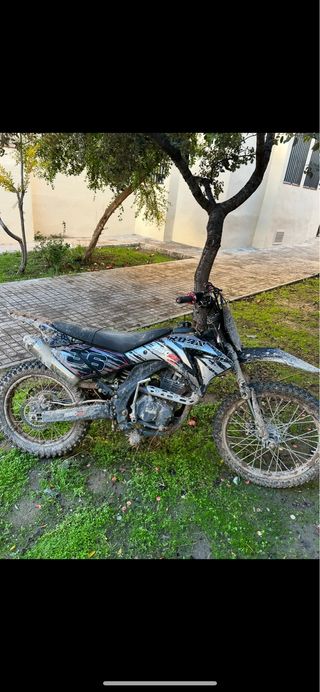 Pit Bike XXL 250cc  negra y roja