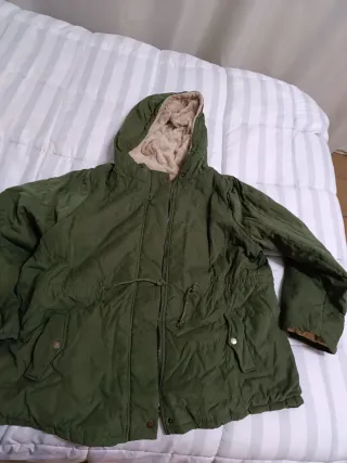 Chaqueta verde con capucha forrada