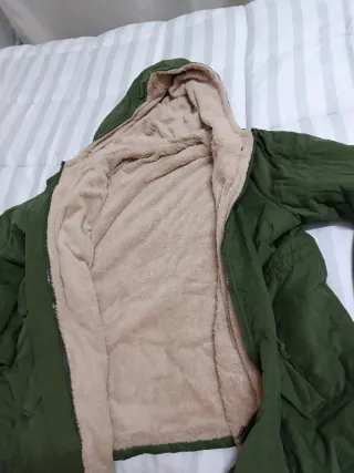 Chaqueta verde con capucha forrada