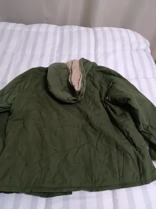 Chaqueta verde con capucha forrada