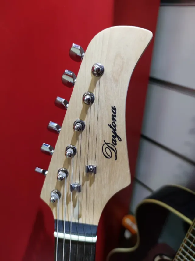 Guitarra Daytona Eléctrica + Amplificador