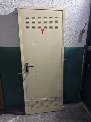 Puerta trastero 2.20x0.80 con llaves