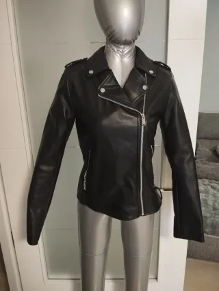 Chaqueta cuero corta mujer Lefties