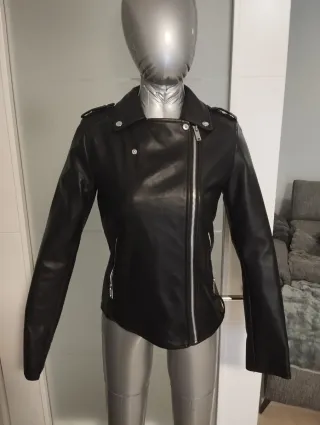 Chaqueta cuero corta mujer Lefties