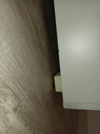 Mesa escritorio blanco con puertas