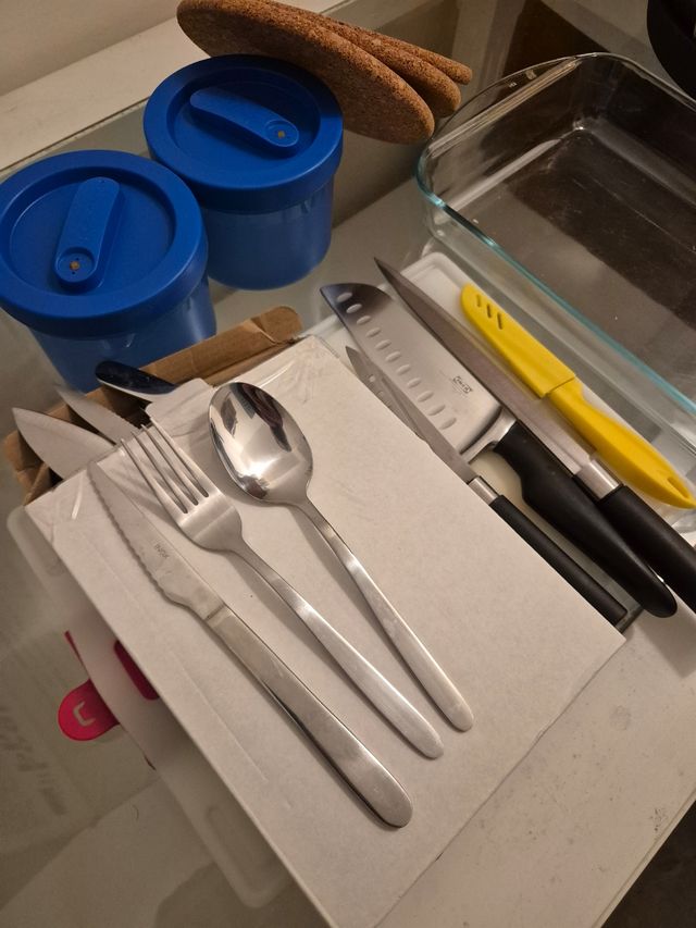 juego de cubiertos, vasos y tupper