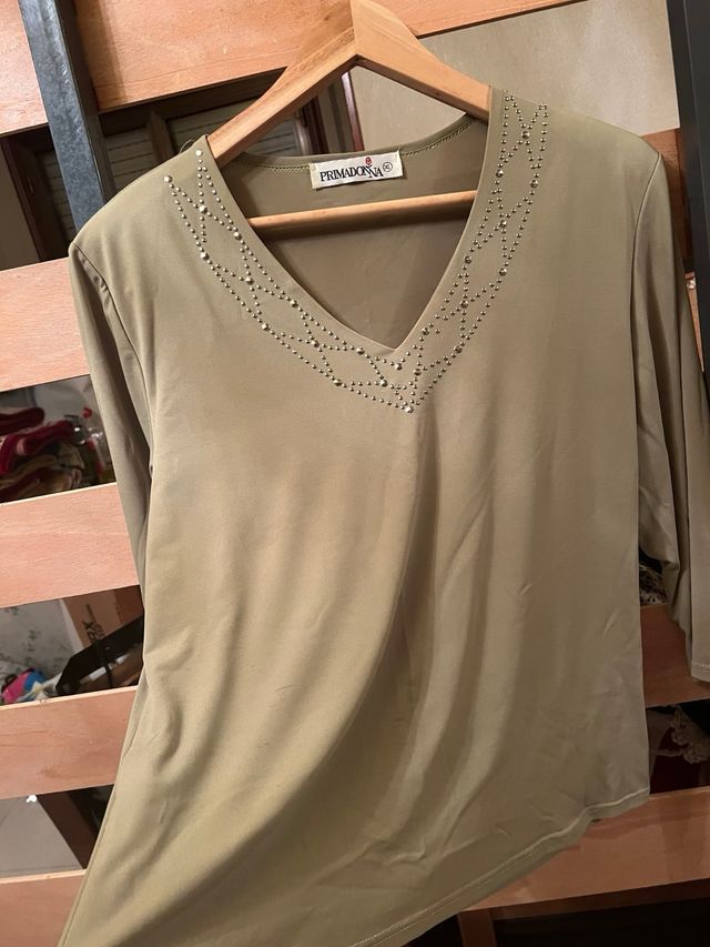 Camiseta verde oliva Primadonna con pedrería