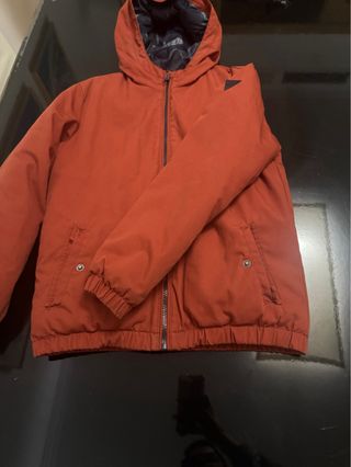 Abrigo naranja con capucha