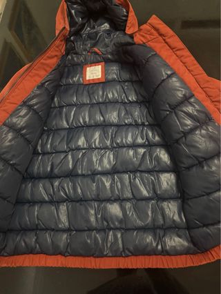 Abrigo naranja con capucha