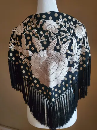 Mantoncillo Flamenco Bordado Negro Lunares