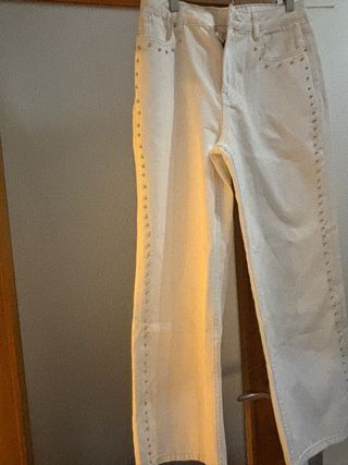 Vaqueros beige mujer con tachuelas