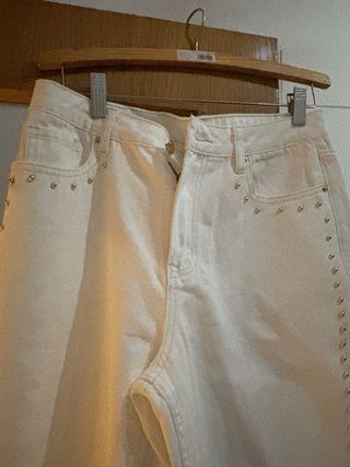 Vaqueros beige mujer con tachuelas