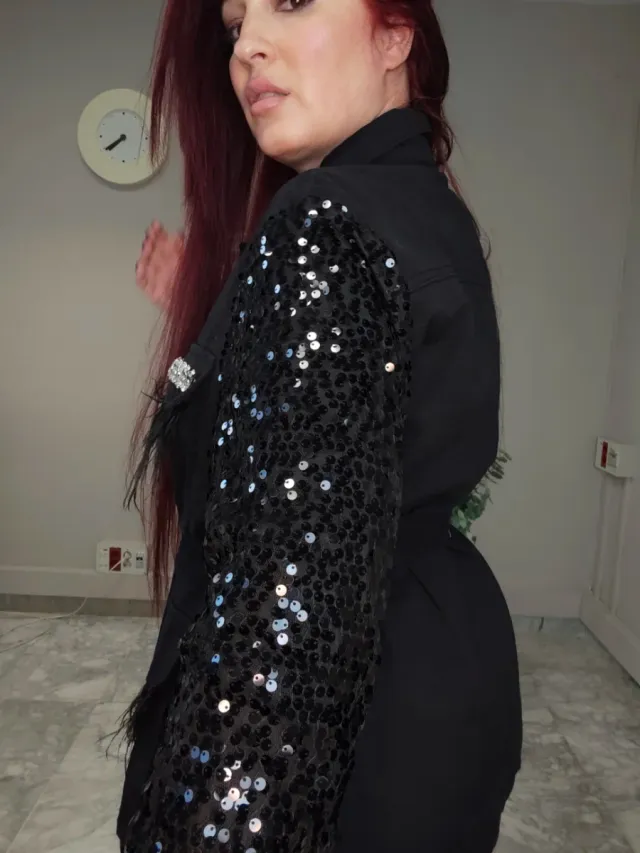 Chaqueta negra lentejuelas, plumas y strass