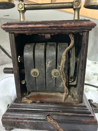 Teléfono antiguo de madera con manivela