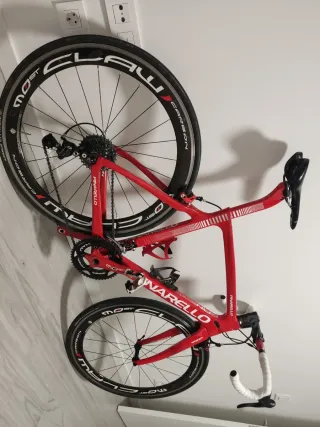 Bicicleta Pinarello GAN Roja y juego de ruedas.
