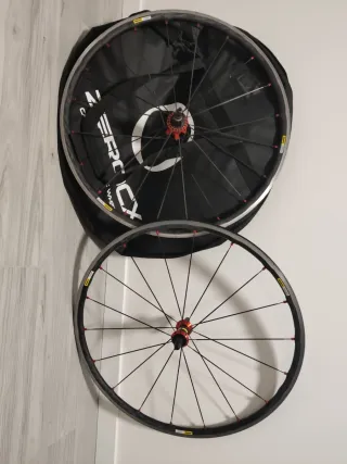 Bicicleta Pinarello GAN Roja y juego de ruedas.