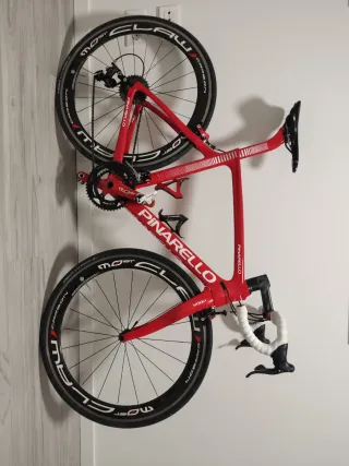 Bicicleta Pinarello GAN Roja y juego de ruedas.