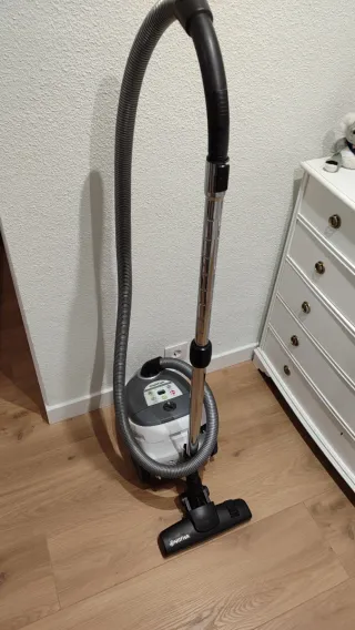 Aspiradora Nilfisk Gris y Blanca