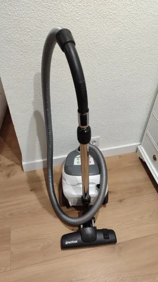 Aspiradora Nilfisk Gris y Blanca