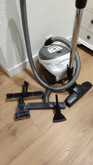 Aspiradora Nilfisk Gris y Blanca