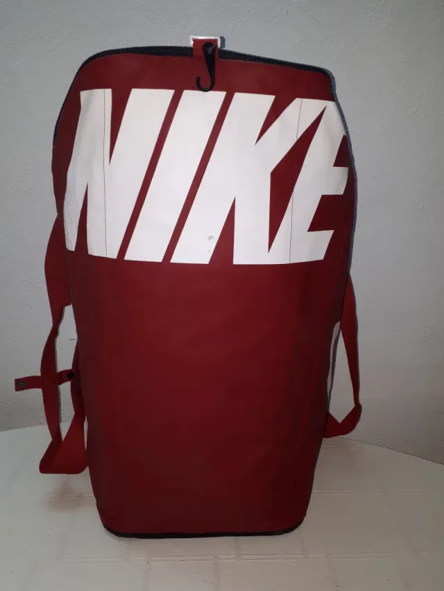 Bolsa esportiva Nike vermelha. Grande capacidade