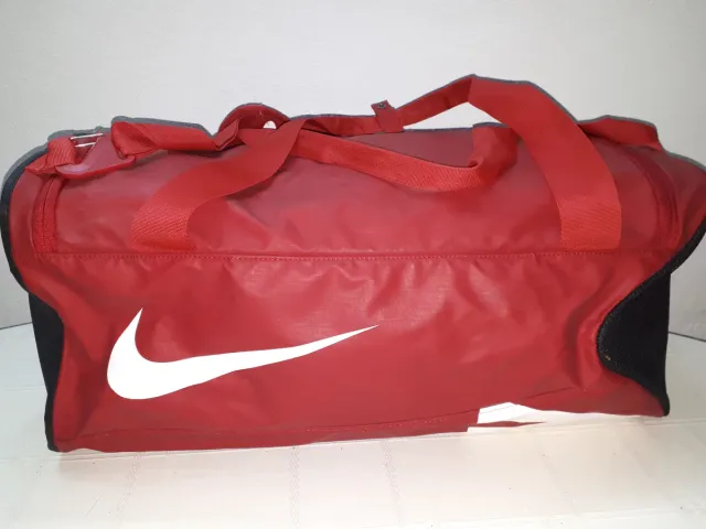 Bolsa esportiva Nike vermelha. Grande capacidade