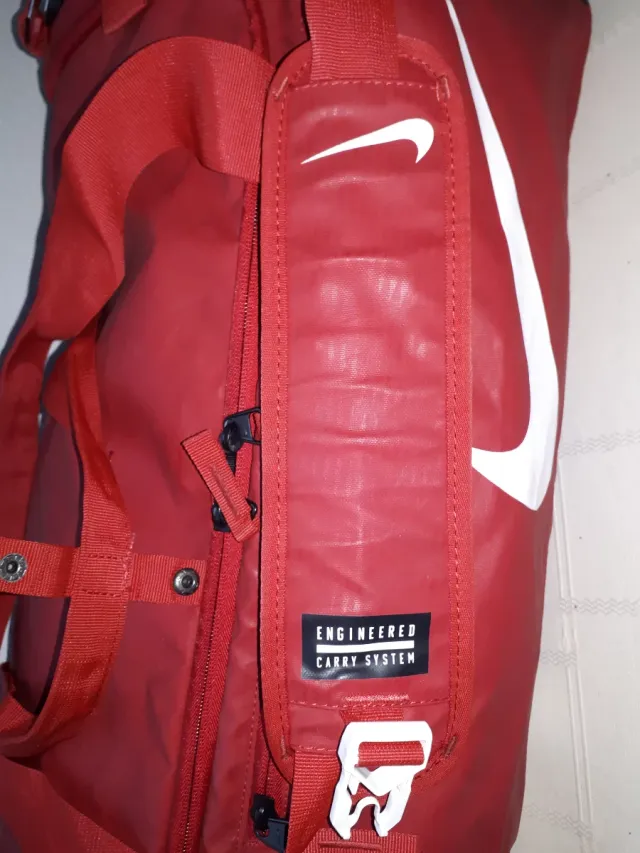 Bolsa esportiva Nike vermelha. Grande capacidade