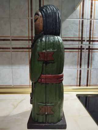 Botellero Apóstol tallado a mano