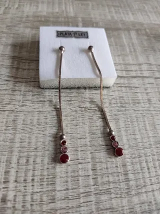 Pendientes largos plata y granate.
