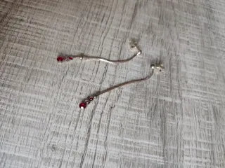 Pendientes largos plata y granate.