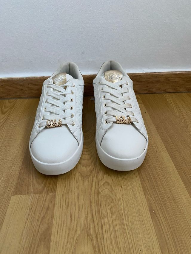 Zapatillas Lola Casademunt blancas y doradas