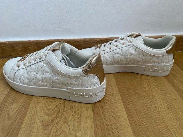 Zapatillas Lola Casademunt blancas y doradas
