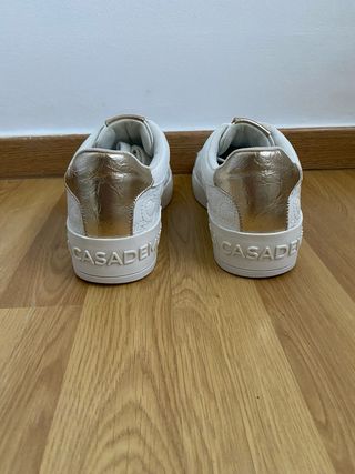 Zapatillas Lola Casademunt blancas y doradas