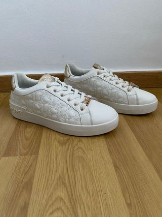 Zapatillas Lola Casademunt blancas y doradas