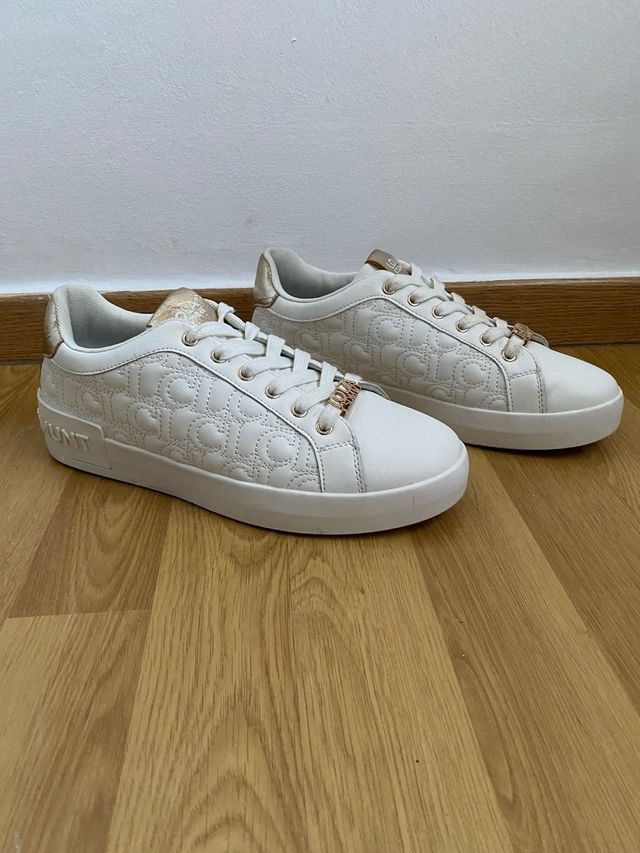 Zapatillas Lola Casademunt blancas y doradas