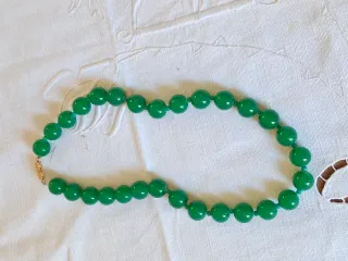 Collana con perle verdi e chiusura oro