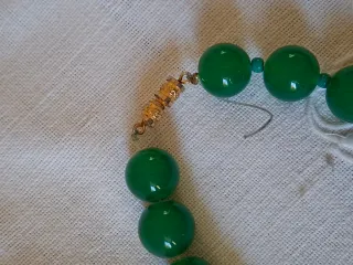 Collana con perle verdi e chiusura oro