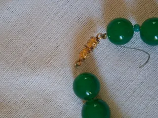 Collana con perle verdi e chiusura oro