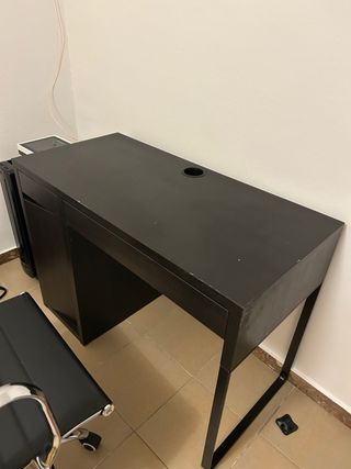 Escritorio y Silla Negra
