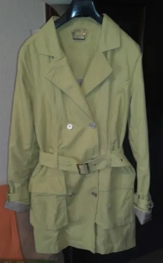 Gabardina corta color verde JOUJOU